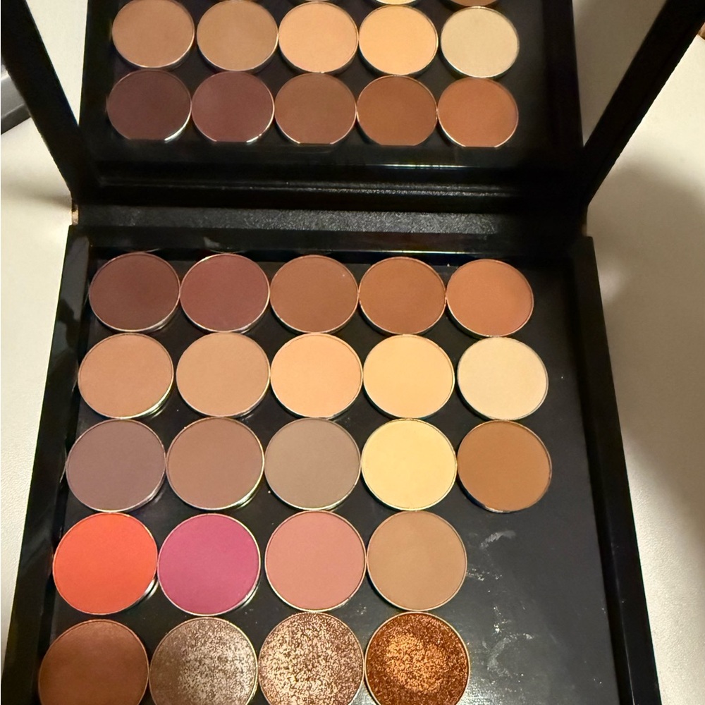 Single Professional Eyeshadow Palette with Neutral and Bold Shades